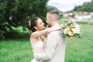 Deux personnes se marient