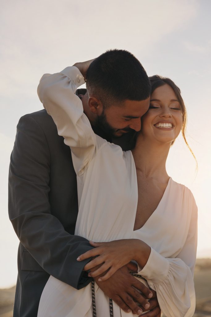 Photographie d'une séance d'engagement, avant un mariage