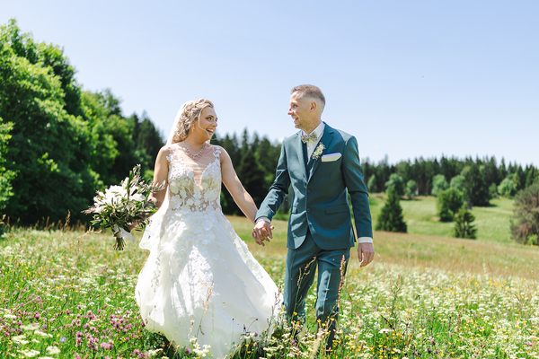 photo de mariage dans un pré des Vosges