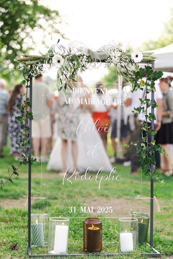 vitre avec l'inscription bienvenue au mariage
