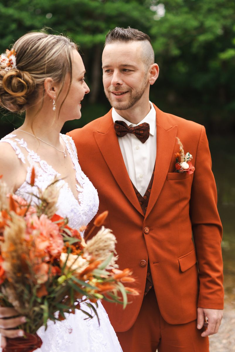 photo de mariage au bord d'une rivière