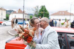 Mariage un père embrasse sa fille dans un mariage