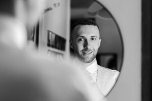 Mariage marié qui se regarde dans le miroir