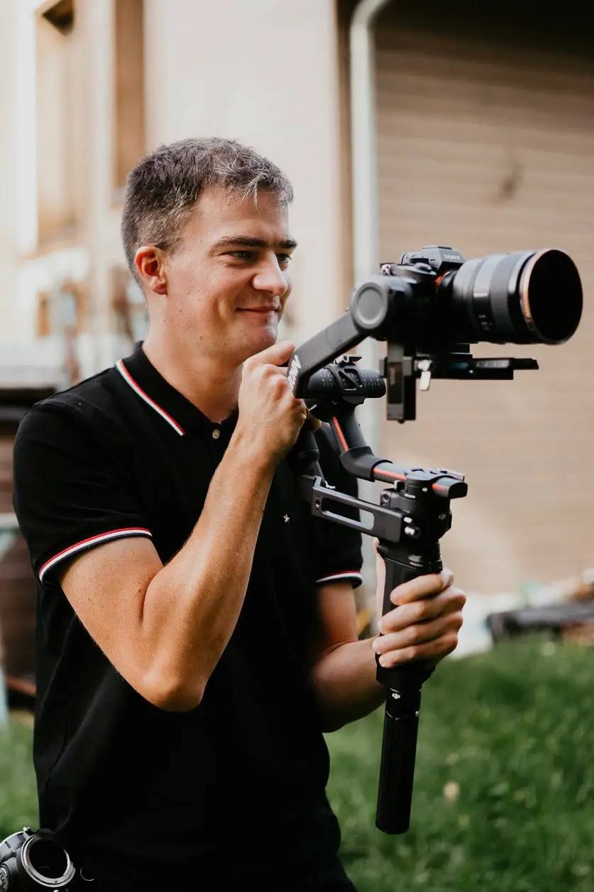Kevin Douay, photographe de mariage dans les Vosges, en pleine prise de vue lors d’un reportage