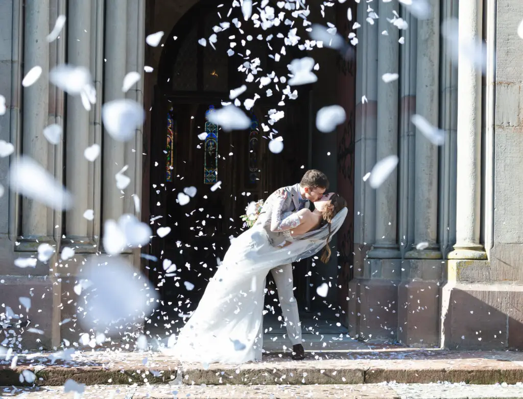 Sortie d'église des mariés sous une pluie de confettis