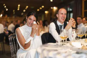 Mariée émue pendant un discours de mariage à l’Hôtel Les Jardins de Sophie à Xonrupt-Longemer dans les Vosges lors du repas de réception