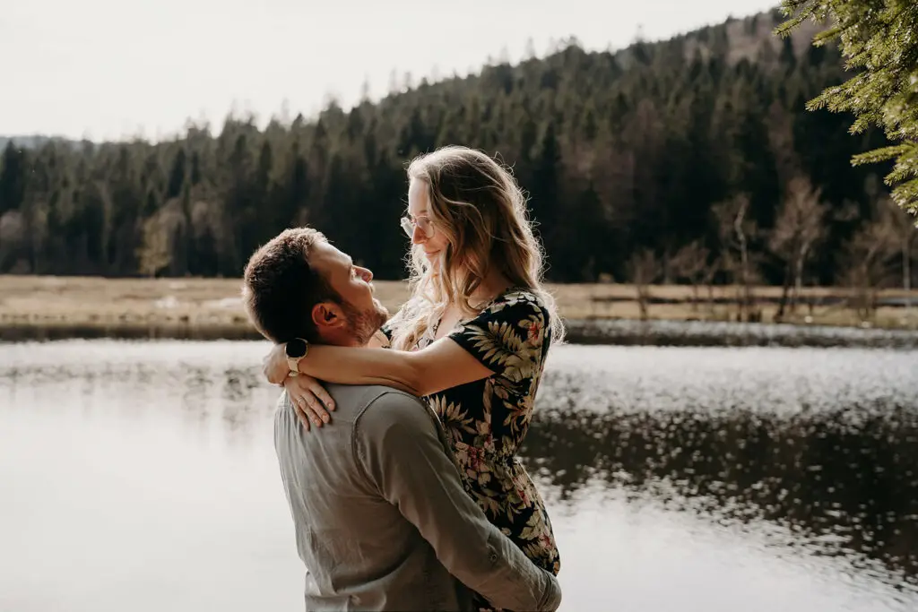 Séance engagement au bord d'un lac des Vosges