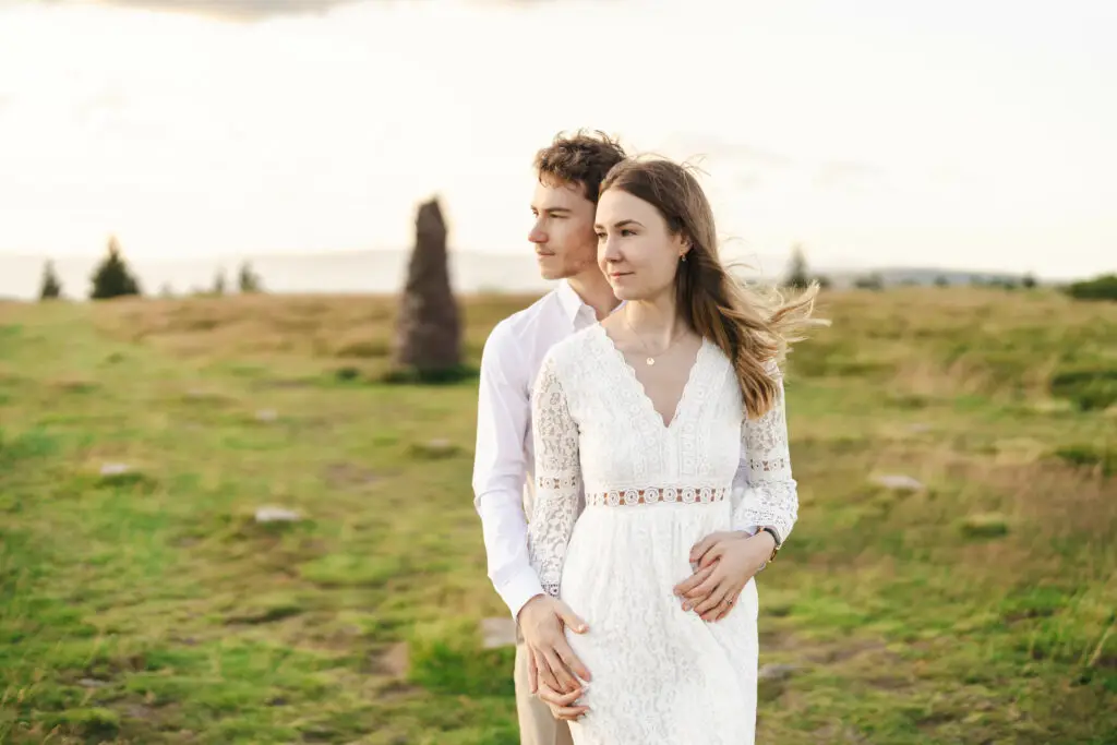 Couple se promenant en forêt vosgienne pendant une séance engagement